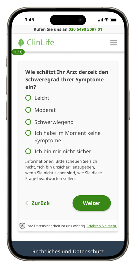 Mobiltelefon zeigt einen Fragebogen über die Schwere von Symptomen auf der ClinLife-Webseite 