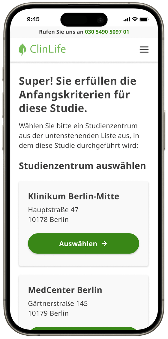 Mobiltelefon zeigt ClinLife-Webseite mit einer Übersicht verschiedener Studienzentren an unterschiedlichen Standorten